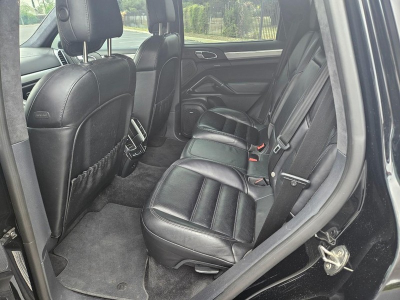 Porsche Cayenne Vehicle Full-screen Gallery Image 16