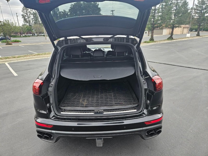 Porsche Cayenne Vehicle Full-screen Gallery Image 17