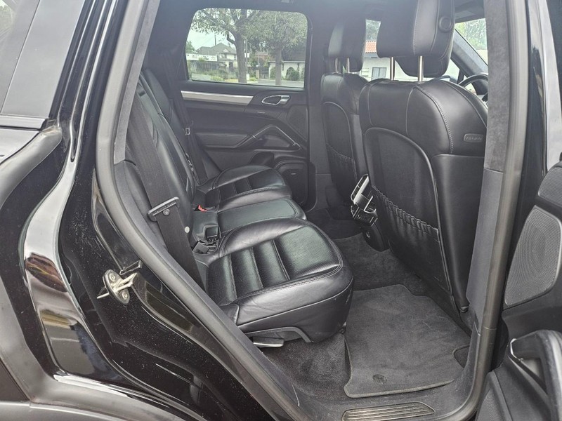Porsche Cayenne Vehicle Full-screen Gallery Image 19