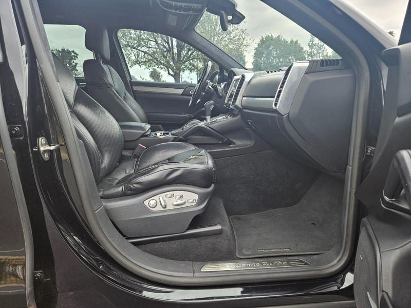 Porsche Cayenne Vehicle Full-screen Gallery Image 20