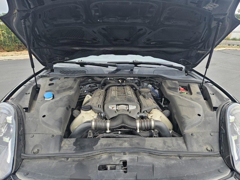Porsche Cayenne Vehicle Full-screen Gallery Image 21