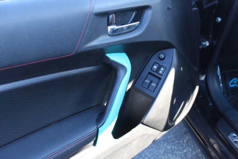Subaru BRZ Vehicle Full-screen Gallery Image 09