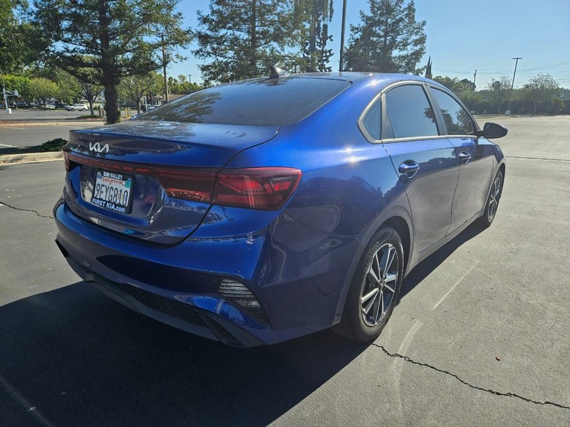 Kia Forte Vehicle Full-screen Gallery Image 05