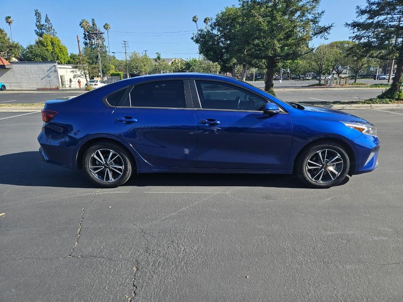 Kia Forte Vehicle Full-screen Gallery Image 06