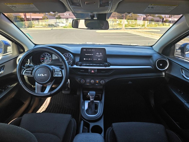 Kia Forte Vehicle Full-screen Gallery Image 09
