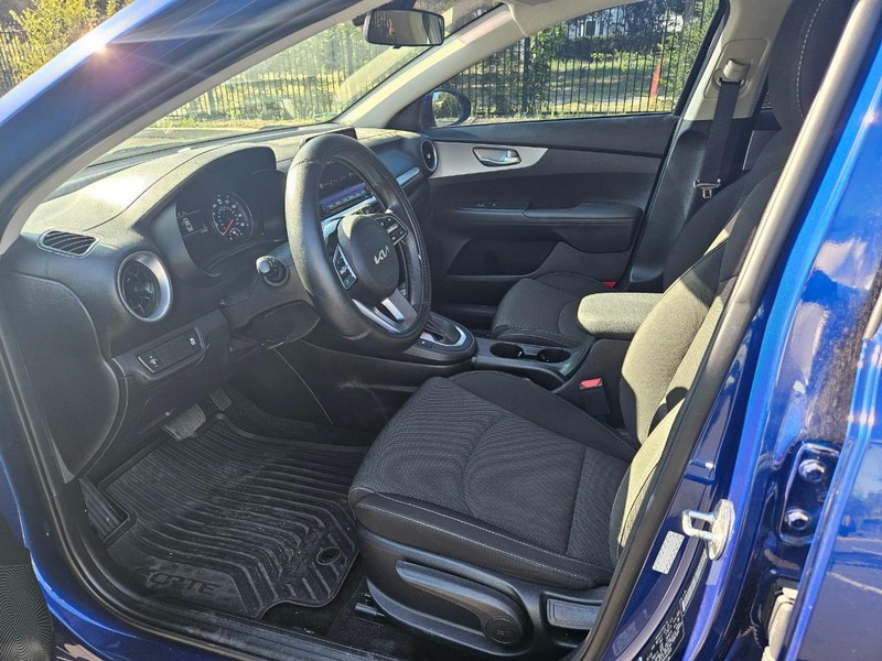 Kia Forte Vehicle Full-screen Gallery Image 11
