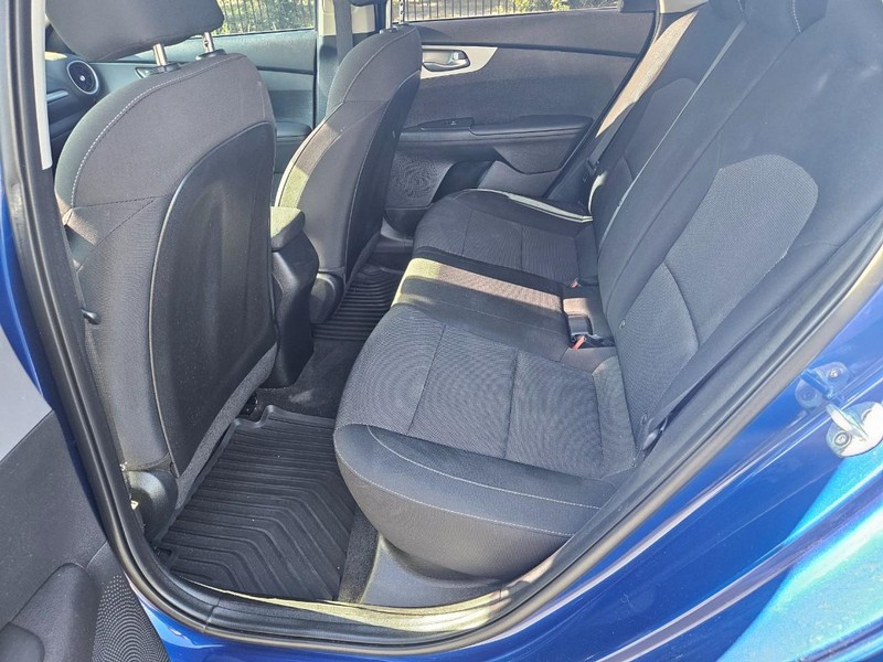 Kia Forte Vehicle Full-screen Gallery Image 12