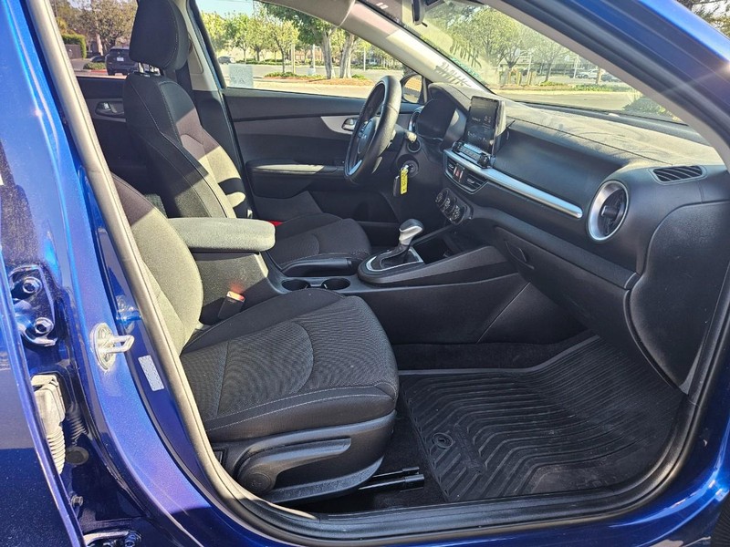 Kia Forte Vehicle Full-screen Gallery Image 15
