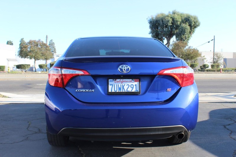 Toyota Corolla Vehicle Full-screen Gallery Image 06