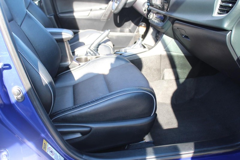Toyota Corolla Vehicle Full-screen Gallery Image 10