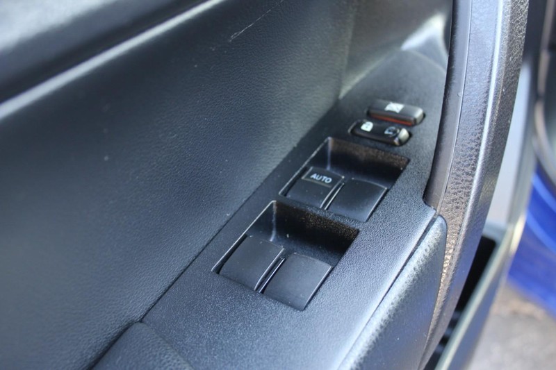Toyota Corolla Vehicle Full-screen Gallery Image 12
