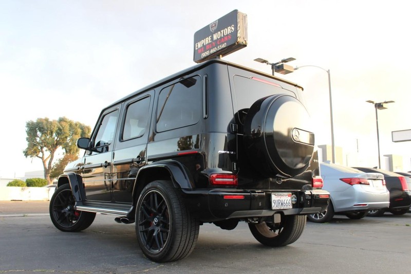 Mercedes-Benz G-Class Vehicle Full-screen Gallery Image 03