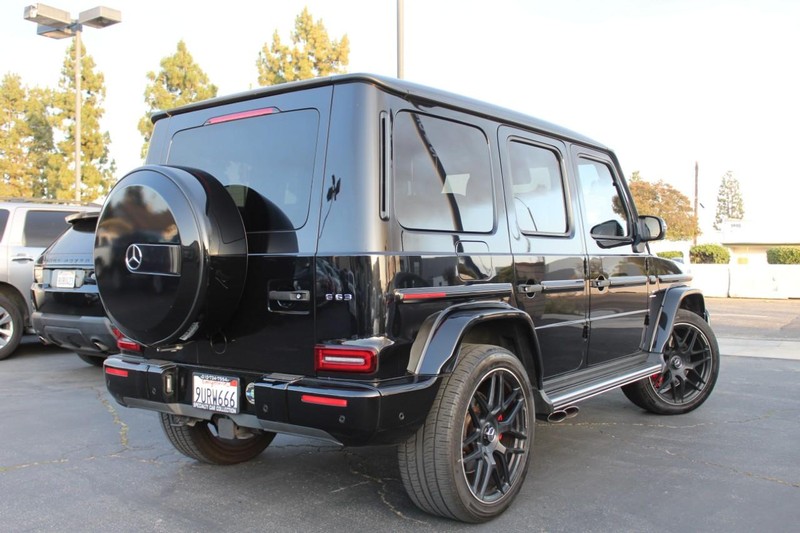 Mercedes-Benz G-Class Vehicle Full-screen Gallery Image 05
