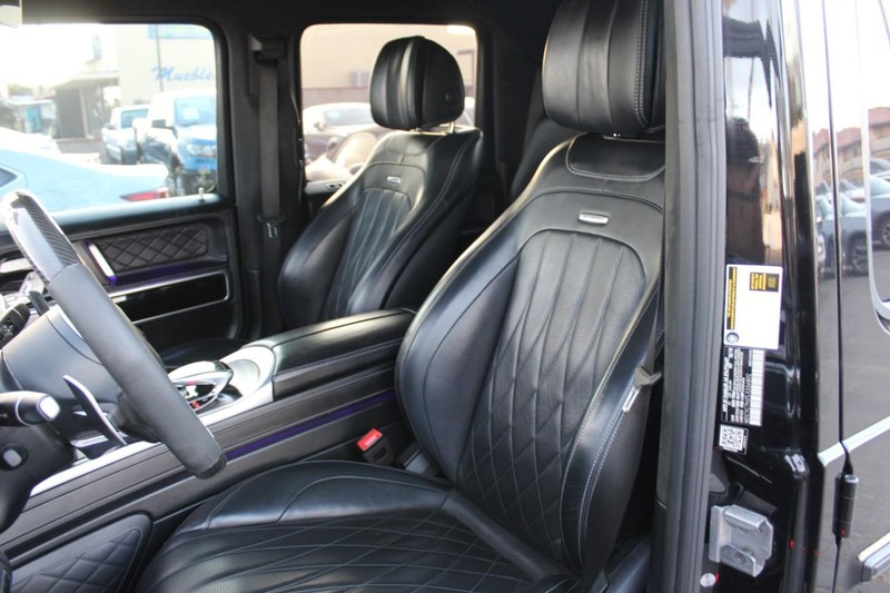 Mercedes-Benz G-Class Vehicle Full-screen Gallery Image 07