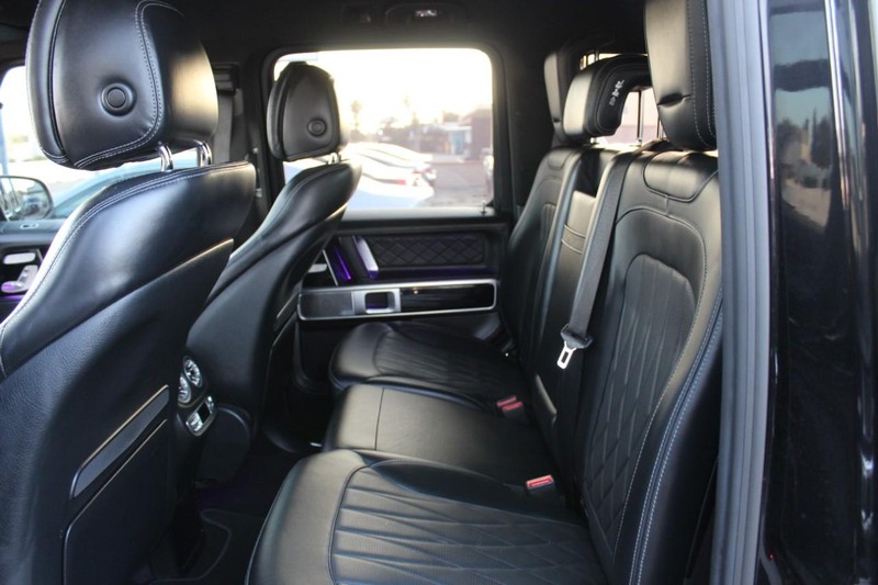 Mercedes-Benz G-Class Vehicle Full-screen Gallery Image 08