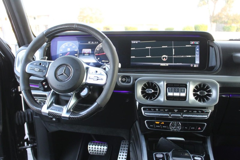 Mercedes-Benz G-Class Vehicle Full-screen Gallery Image 09