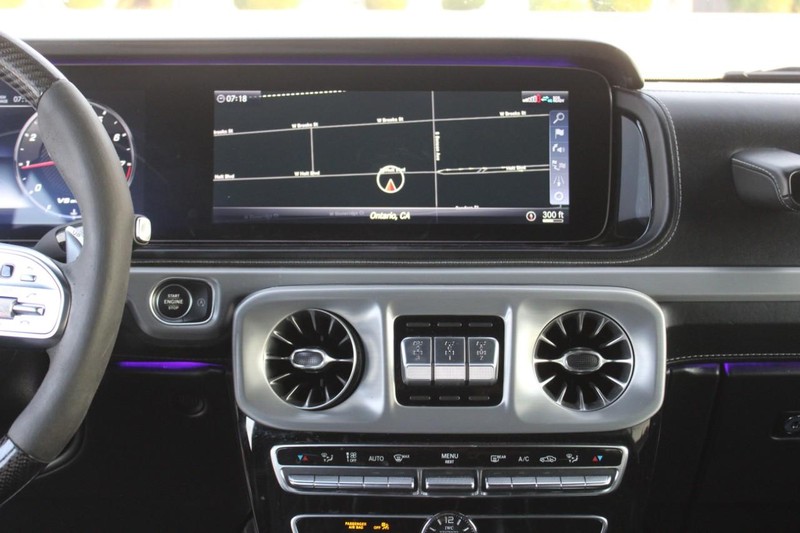 Mercedes-Benz G-Class Vehicle Full-screen Gallery Image 11