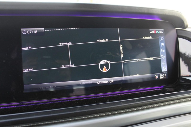 Mercedes-Benz G-Class Vehicle Full-screen Gallery Image 12