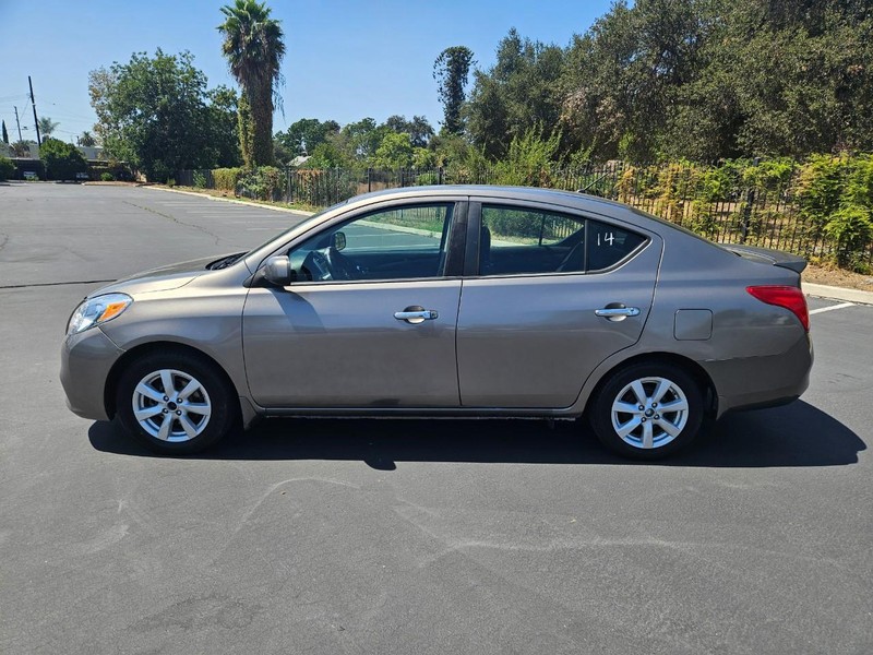 Nissan Versa Vehicle Full-screen Gallery Image 02