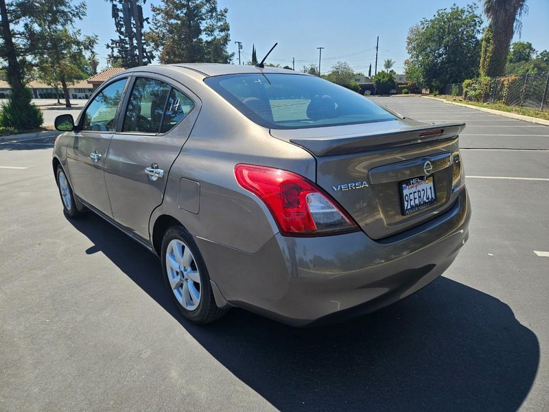 Nissan Versa Vehicle Full-screen Gallery Image 03