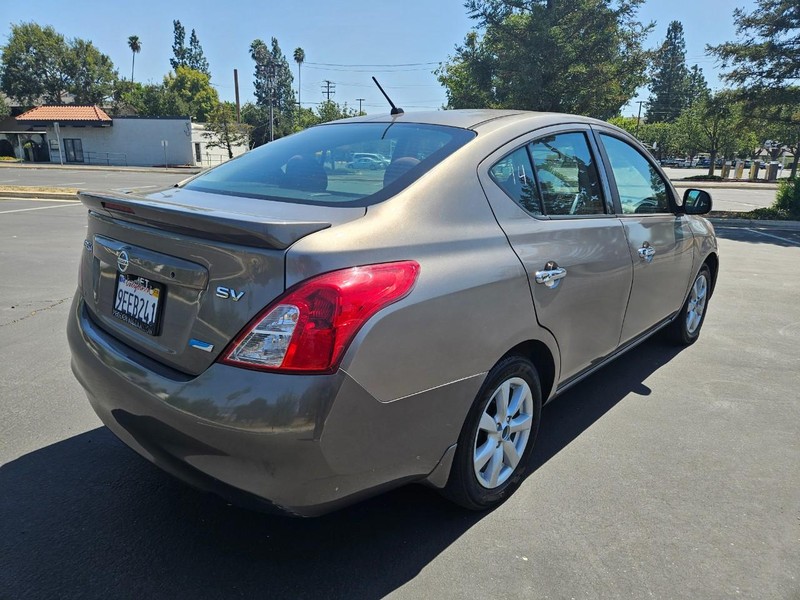 Nissan Versa Vehicle Full-screen Gallery Image 05
