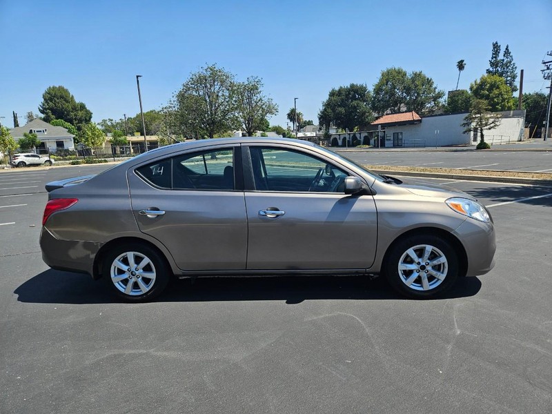 Nissan Versa Vehicle Full-screen Gallery Image 06