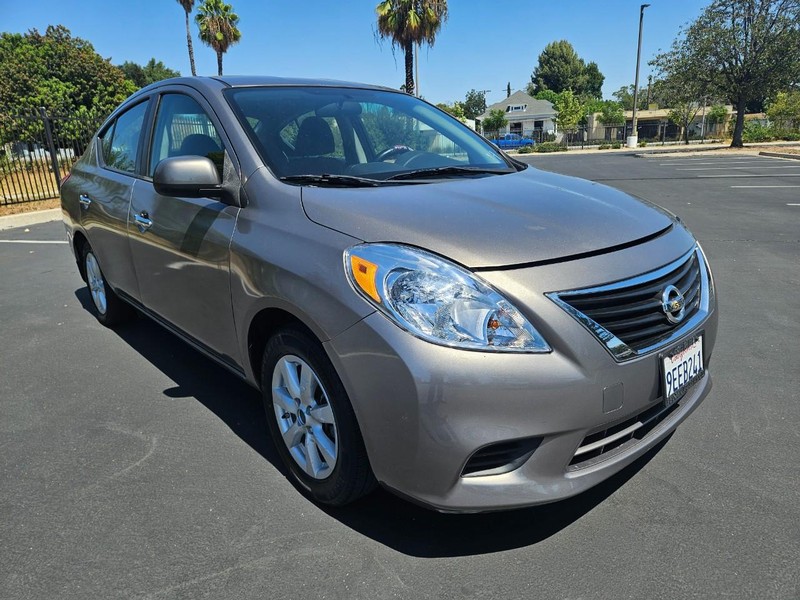 Nissan Versa Vehicle Full-screen Gallery Image 07