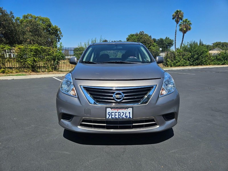Nissan Versa Vehicle Full-screen Gallery Image 08