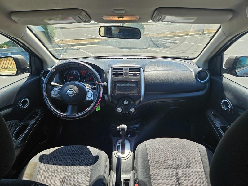 Nissan Versa Vehicle Full-screen Gallery Image 09