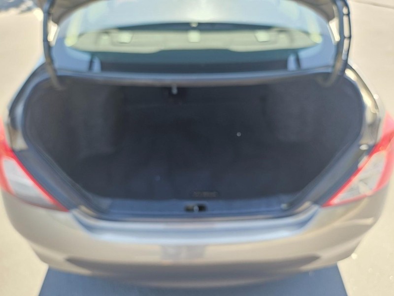 Nissan Versa Vehicle Full-screen Gallery Image 14