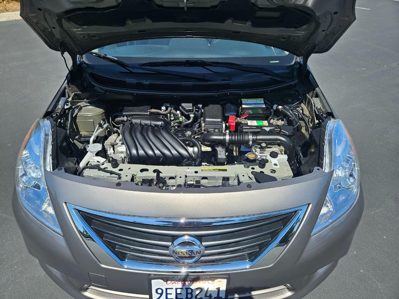 Nissan Versa Vehicle Full-screen Gallery Image 17