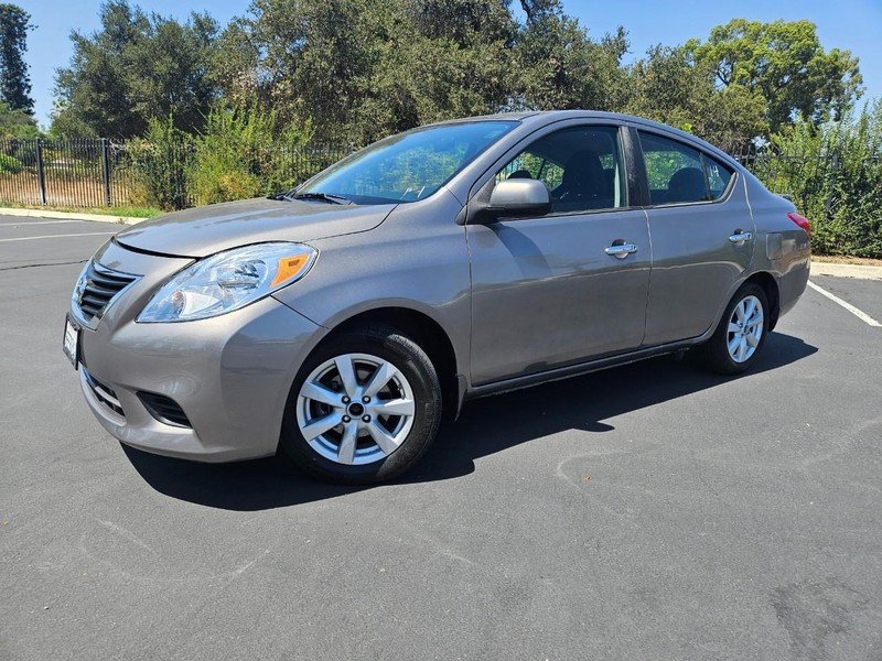Nissan Versa Vehicle Full-screen Gallery Image 18