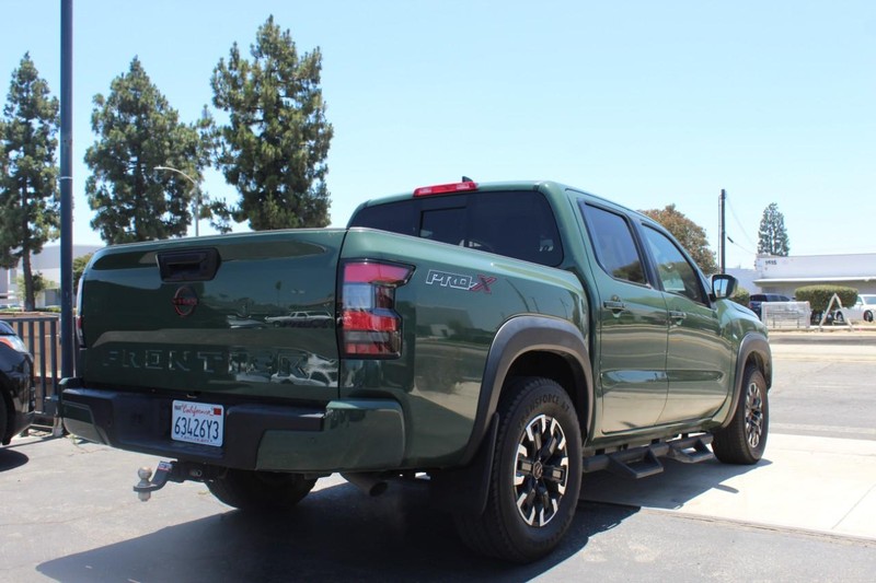 Nissan Frontier Vehicle Full-screen Gallery Image 03
