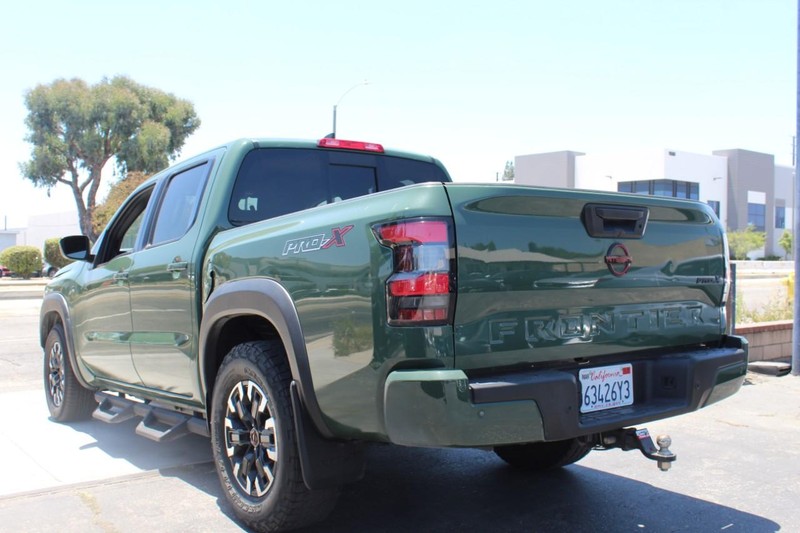Nissan Frontier Vehicle Full-screen Gallery Image 04