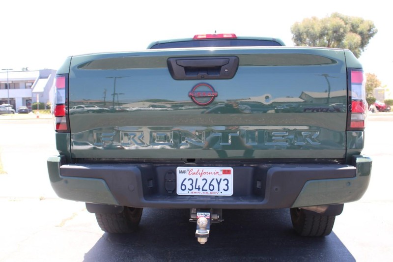 Nissan Frontier Vehicle Full-screen Gallery Image 06
