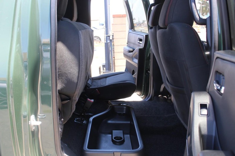 Nissan Frontier Vehicle Full-screen Gallery Image 08