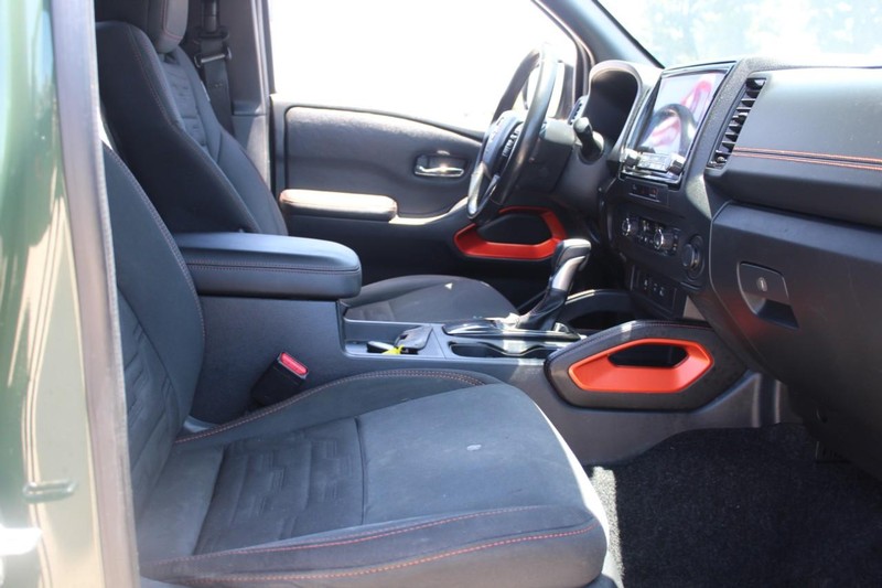 Nissan Frontier Vehicle Full-screen Gallery Image 09