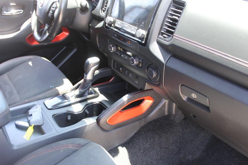 Nissan Frontier Vehicle Full-screen Gallery Image 10