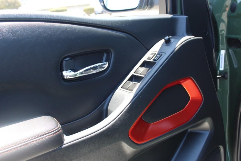 Nissan Frontier Vehicle Full-screen Gallery Image 11