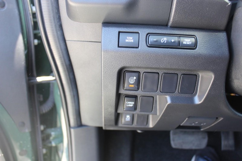 Nissan Frontier Vehicle Full-screen Gallery Image 13