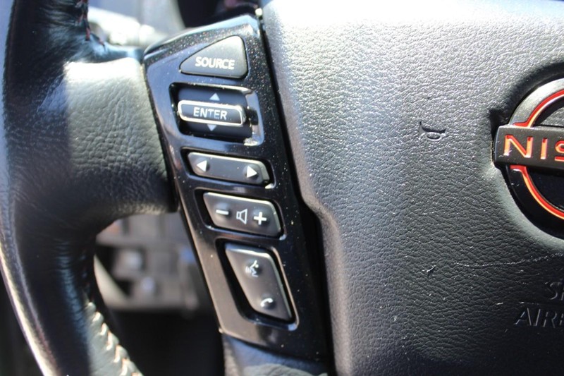 Nissan Frontier Vehicle Full-screen Gallery Image 16