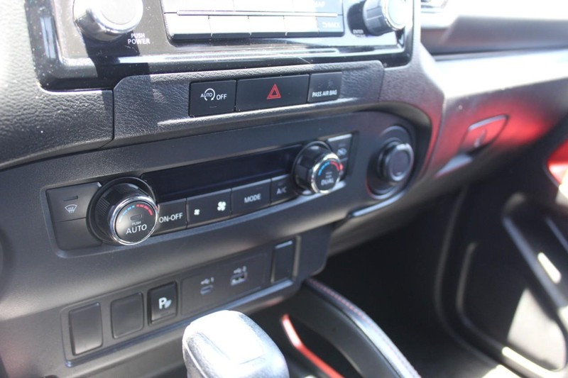 Nissan Frontier Vehicle Full-screen Gallery Image 22