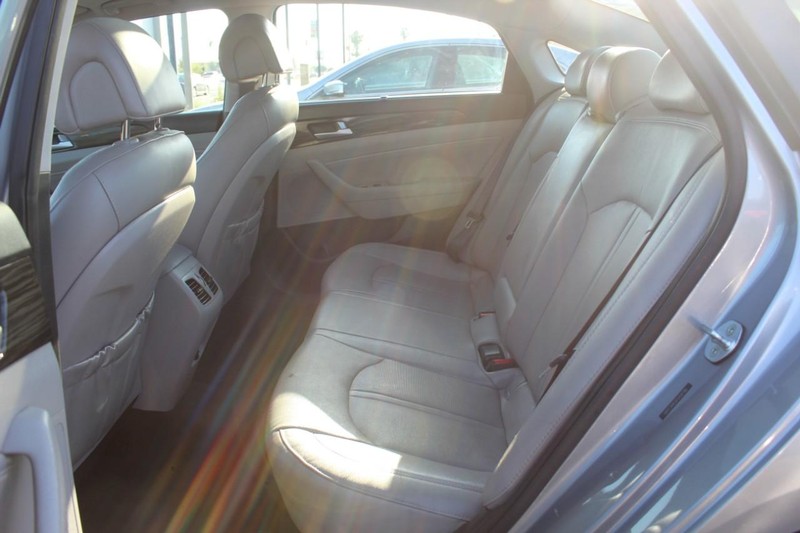 Hyundai Sonata Vehicle Full-screen Gallery Image 09