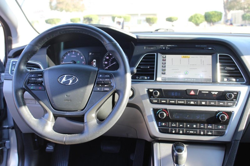 Hyundai Sonata Vehicle Full-screen Gallery Image 10