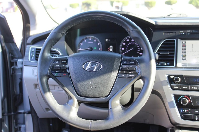 Hyundai Sonata Vehicle Full-screen Gallery Image 11