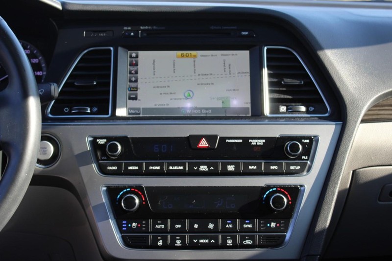 Hyundai Sonata Vehicle Full-screen Gallery Image 12