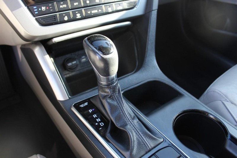 Hyundai Sonata Vehicle Full-screen Gallery Image 16
