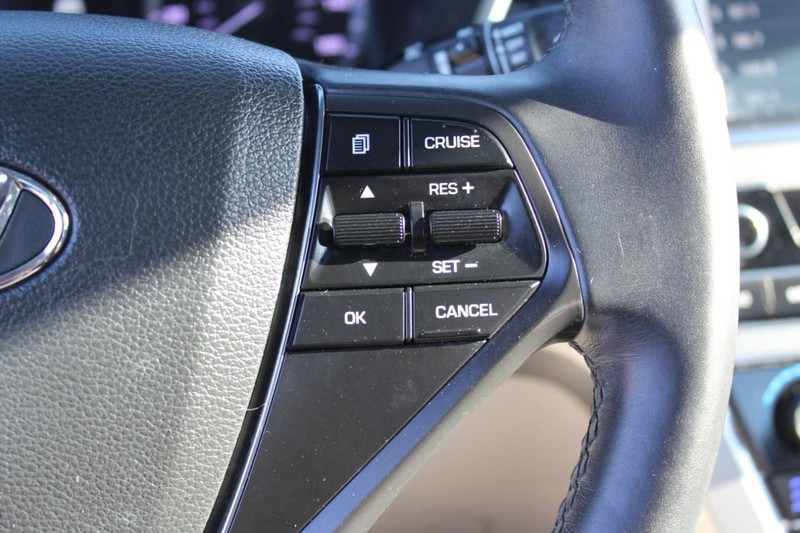 Hyundai Sonata Vehicle Full-screen Gallery Image 17