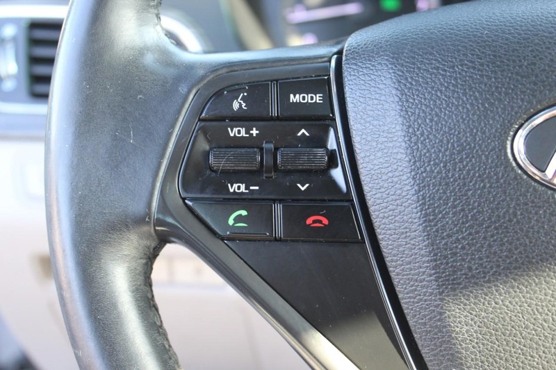 Hyundai Sonata Vehicle Full-screen Gallery Image 18