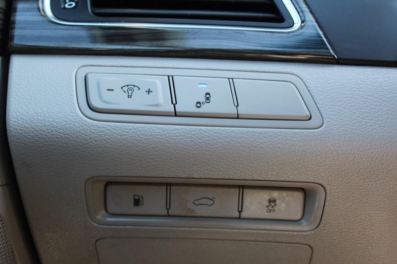 Hyundai Sonata Vehicle Full-screen Gallery Image 20